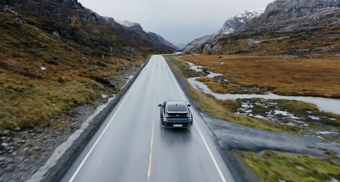 /content/dam/hyundai/template_en/en/images/hyundai-story/about-hyundai/philosophy/philosophy/philosophy-An IONIQ 6 drives through a mountain valley.jpg